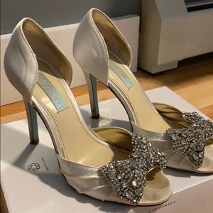 Betsy Johnson SZ 6 Ivory Sparkle Wedding Heels